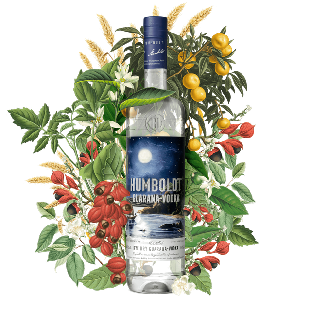 Eine Flasche Humboldt Guarana-Vodka steht im Mittelpunkt, umgeben von üppigen, bunten Pflanzen und Früchten.